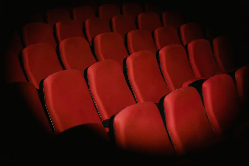 Das Schweigen spricht: Über die erzählerische Kraft von Pausen, Leere und Auslassung im Film